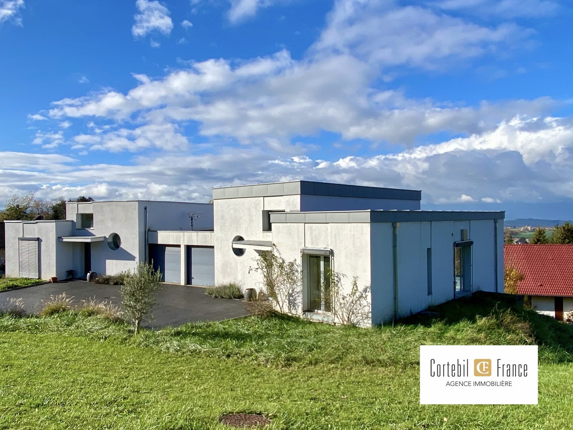 A Vendre A Collonges-sous-Salève - Maison contemporaine mitoyenne de 181m2